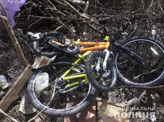 У Мукачеві з під‘їзду багатоповерхівки вкрали велосипеди – 04