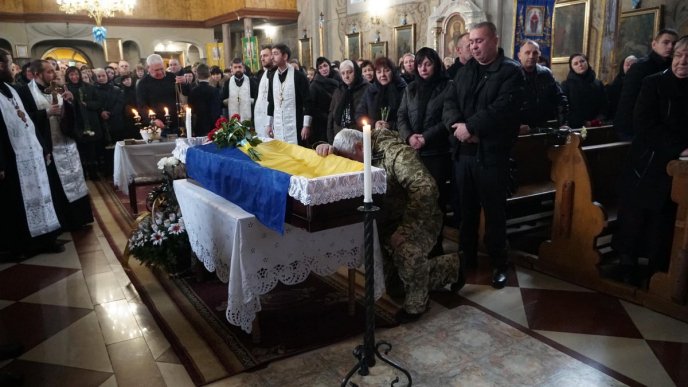 У Мукачівській громаді навколішках прощалися з полеглим Героєм – 03