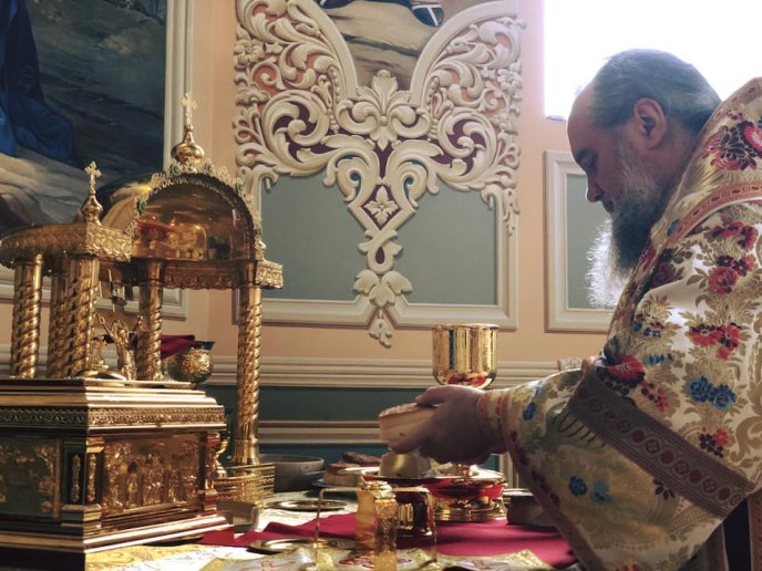 До православного храму в Минаї прибув ковчег з частиною одягу святителя Спиридона  – 10