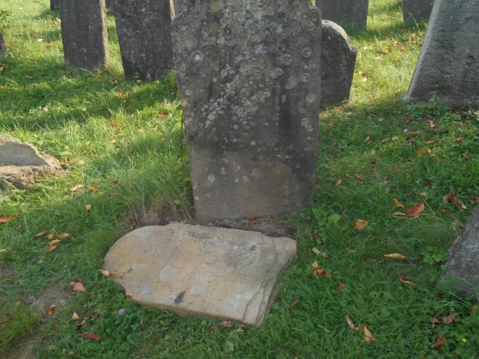 Малолітні вандали зруйнували на кладовищі понад 20 могильних плит – 01