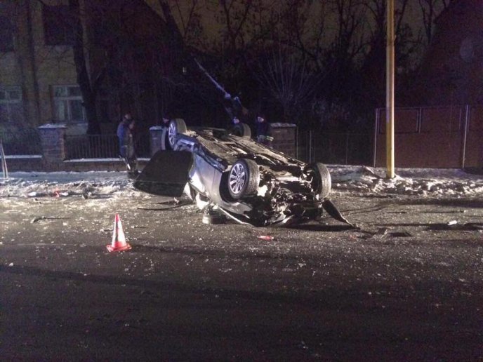 З’явились фото карколомної новорічної ДТП в Ужгороді, у яку потрапила іномарка "BMW" – 07