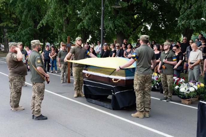 В Ужгороді з військовими почестями поховали загиблого на війні Олександра Грабаря – 05 В Ужгороді з військовими почестями поховали загиблого на війні Олександра Грабаря – 05