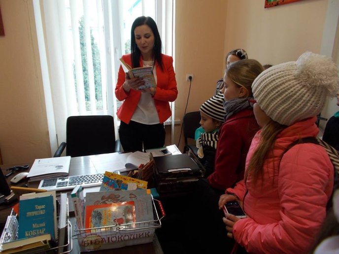 Учасники бібліоходи "Мукачево – читай!" запрошували містян читати книги – 04