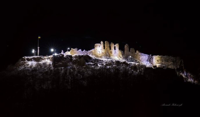 У Хусті підсвітили замок – 01