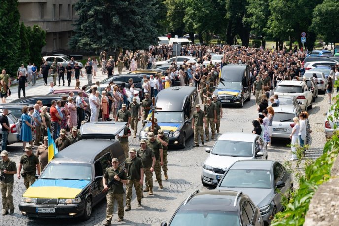 Трагічний день для Ужгорода: в місті попрощалися з трьома Героями – 08 Трагічний день для Ужгорода: в місті попрощалися з трьома Героями – 08