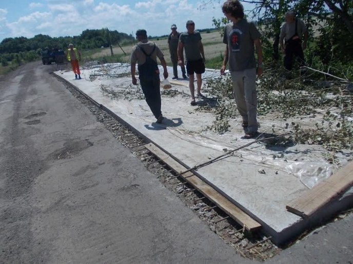 В одному із закарпатських сіл переобладнають в’їзди в двори і облаштують тротуари – 07