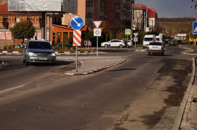 У мікрорайоні Росвигово в Мукачеві завершується облаштування нового перехрестя – 08