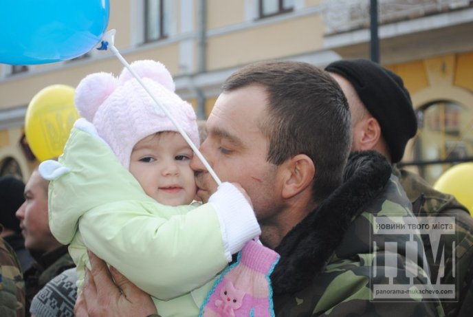 У Мукачеві з оплесками зустрічали героїв-бійців 128-ої бригади (ФОТОРЕПОРТАЖ) – 36