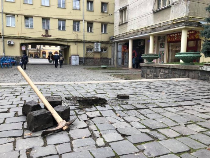 В Мукачеві встановили пам‘ятник режисеру фільму "Пролітаючи над гніздом зозулі" – 03