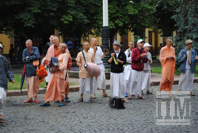 Мукачевом гуляють кришнаїти співаючи та пританцьовуючи (ФОТО, ВІДЕО) – 03
