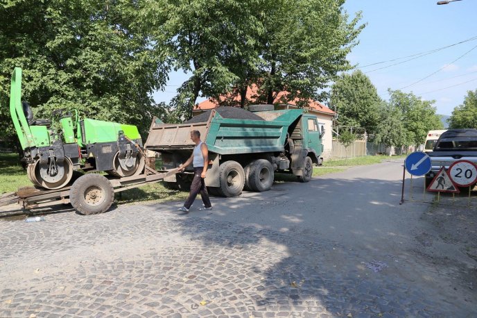 Як у Мукачеві ремонтують тротуари – 02