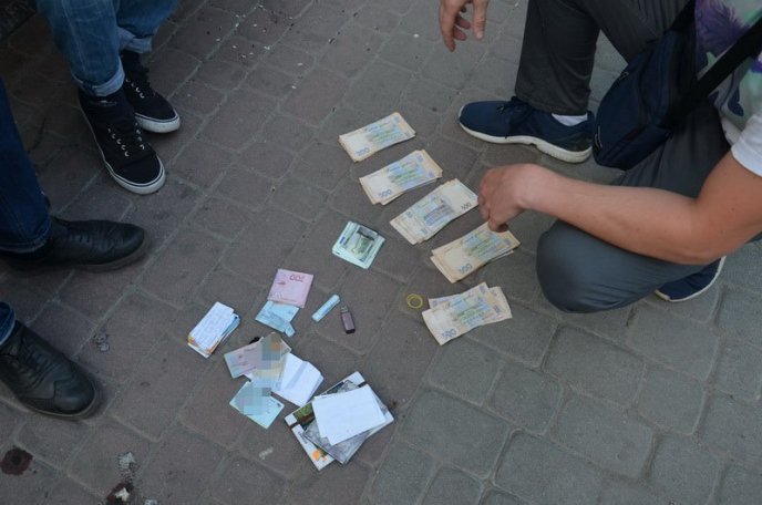 СБУ викрила групу осіб, які виготовляли підроблені ID-картки для перетину кордону – 01