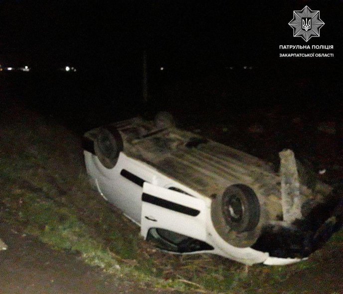Машина перекинулася на дах: з’явилися фото зі вчорашньої аварії – 02