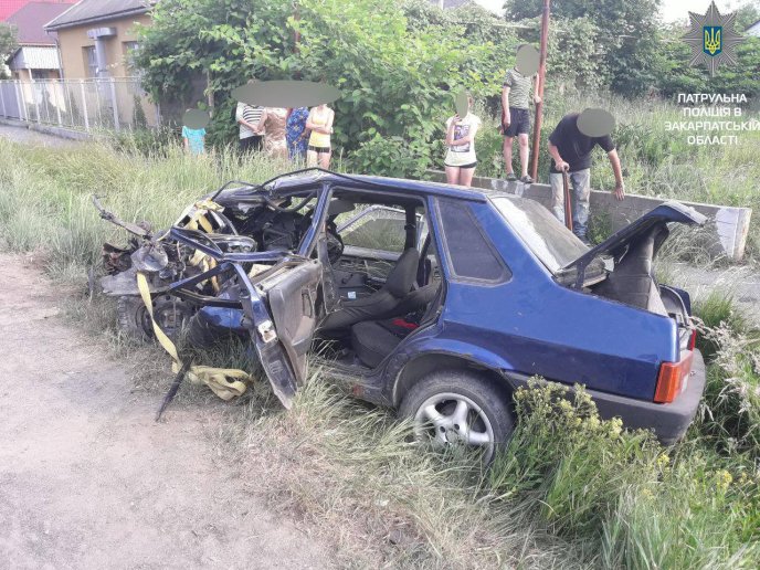 Зіткнення легковика та автобуса у Ракошині: нові фото та подробиці від поліції – 03