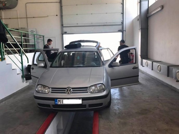 Чоловік намагався перевезти сигарети у тайнику – 03