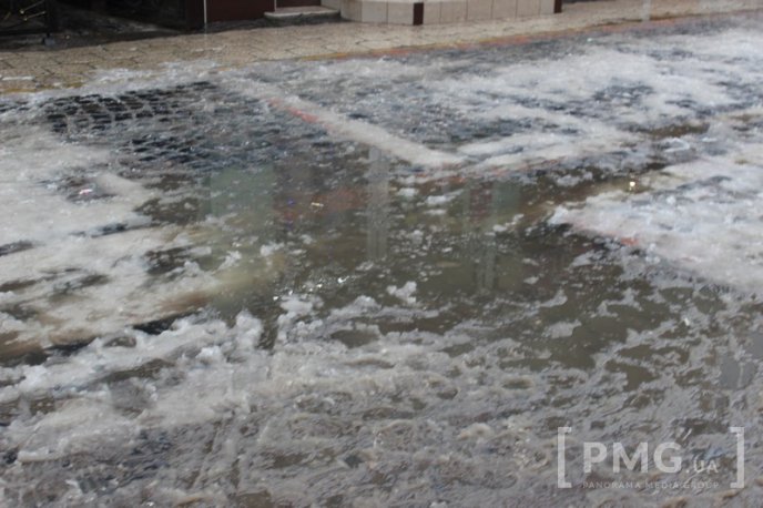 Одна з центральних вулиць Мукачева перетворилась на суцільну калюжу – 19