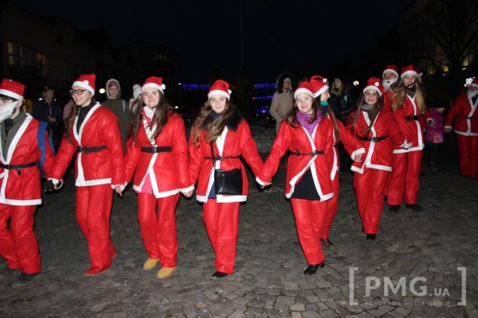 У Мукачеві засяяли вогні головної новорічної ялинки міста – 05