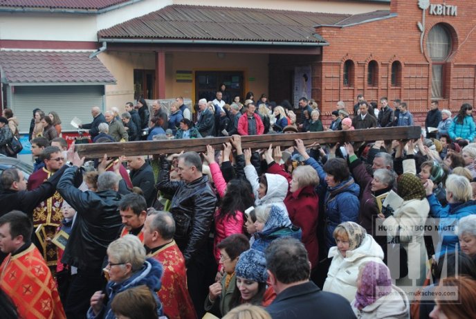Під час Хресної Ходи мукачівці молились за мир в Україні (ФОТОРЕПОРТАЖ) – 02