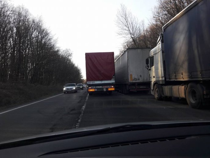 На українсько-словацькому кордоні біля Ужгорода утворилась велика колона вантажівок – 01