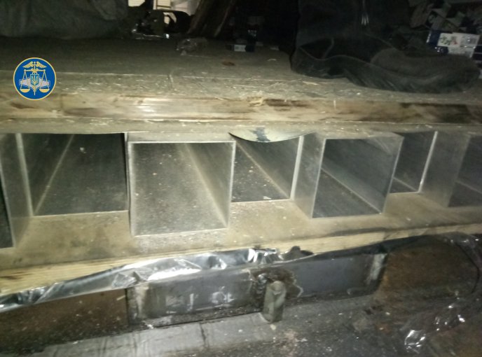 На КПП "Тиса" контрабандист намагався переправити понад 21 тис. цигарок – 03