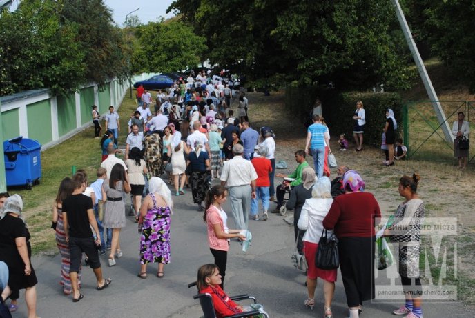 Тисячі вірників прийшли помолитись до мукачівського Свято-Миколаївського жіночого монастиря (ФОТО) – 04 Тисячі вірників прийшли помолитись до мукачівського Свято-Миколаївського жіночого монастиря (ФОТО) – 04