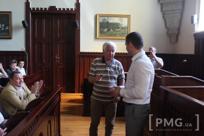 Почесним городянам вручили перші картки мукачівця   – 02 Почесним городянам вручили перші картки мукачівця   – 02