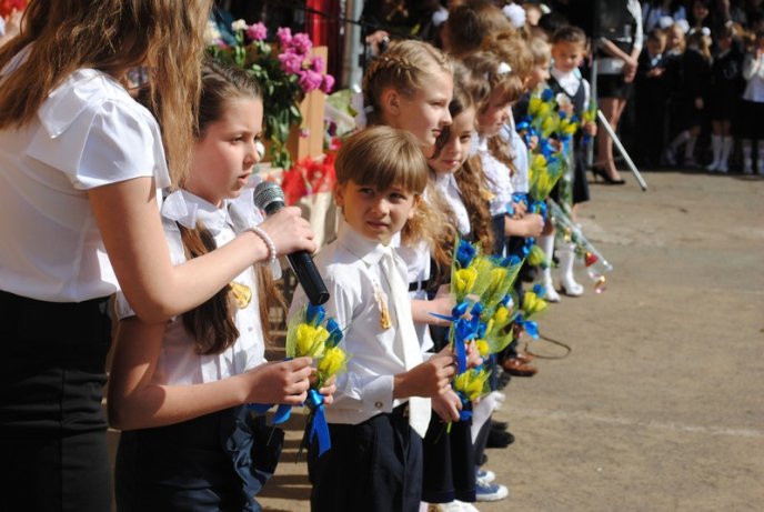 Для одинадцятикласників Мукачева пролунав останній дзвоник (ФОТОРЕПОРТАЖ) – 06 Для одинадцятикласників Мукачева пролунав останній дзвоник (ФОТОРЕПОРТАЖ) – 06
