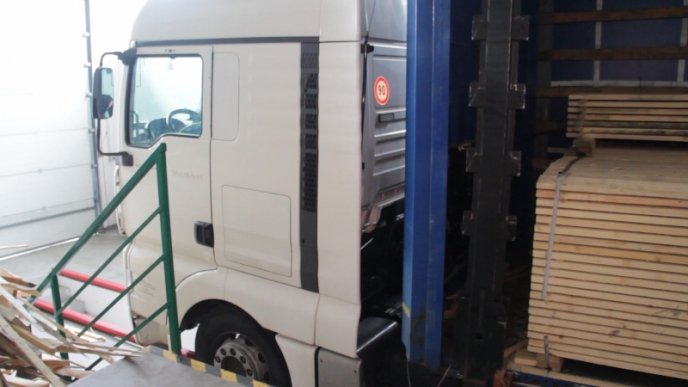 У пиломатеріалах, які перевозив чоловік, знаходилося 95 тисяч пачок цигарок – 13