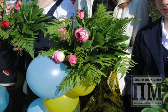 Останній дзвінок відлунав для випускників Мукачівської ЗОШ №6 (ФОТО) – 07