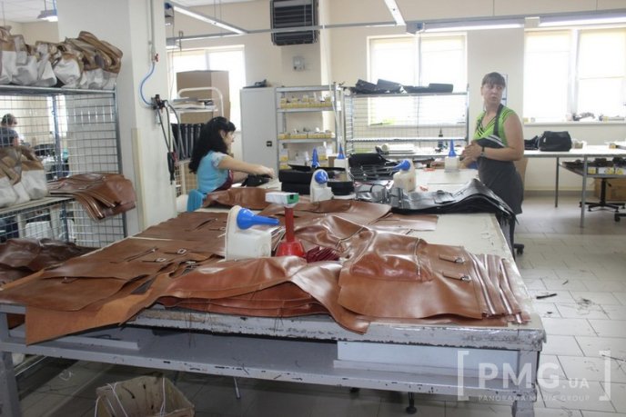 Закарпатки виготовляють сумки, які можна побачити у магазинах усіх країн світу – 09