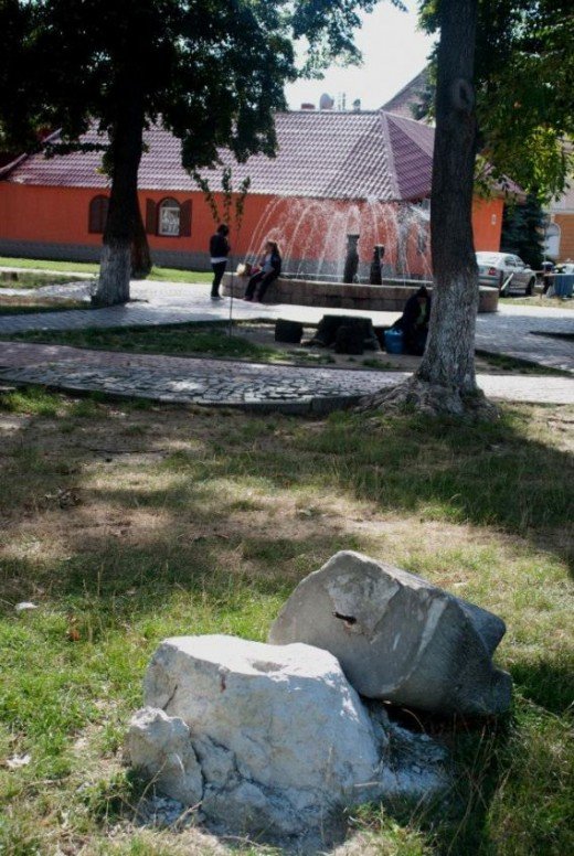 У центрі Мукачева вандали понівечили скульптуру (ФОТО) – 02