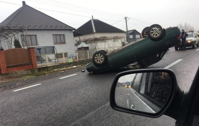 Авто перекинулось на дах: вранці у закарпатському селі сталась ДТП – 01