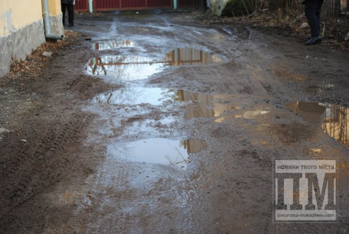 Мешканці вулиці Грушевського скаржаться на будівництво, яке знищило вулицю (ФОТО, ВІДЕО) – 05