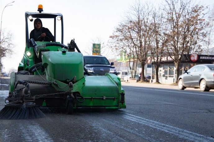 Ужгород прибирають після зими – 08