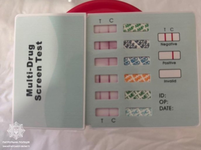 Тест водія на наркотики виявився позитивним / фото: Патрульна поліція Закарпаття