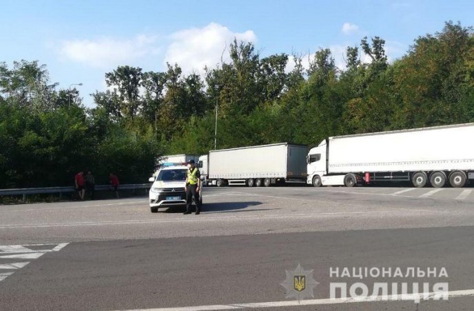 Величезні черги на КПП: довелось втрутитись поліції – 04