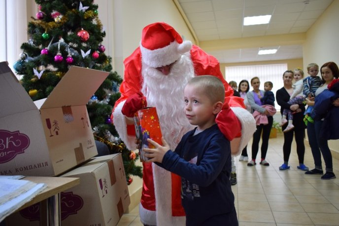 Для маленьких пацієнтів Ужгородської міської дитячої лікарні влаштували свято – 06