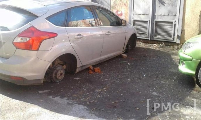 Невідомі вкрали з автомобіля мукачівця всі чотири колеса – 01