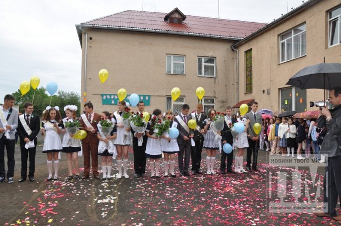 Свято "Останнього дзвоника" зібрало у Мукачівській ЗОШ №7 багато гостей (ФОТОРЕПОРТАЖ) – 36