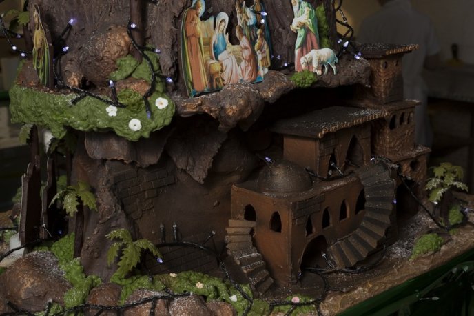 Кондитерський дім "Bondarenko" виготовив дві святкові скульптури: ялинку та Різдвяну гірку – 17