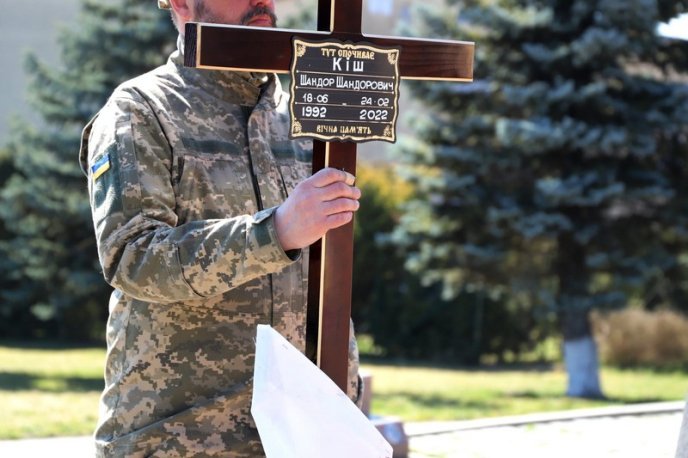 В Ужгороді поховали Героя, який загинув у перший день війни – 04