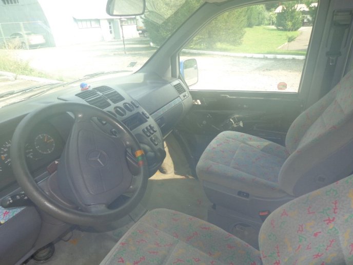 Закарпатські митники конфіскували в українця "Мерседес" з "лівим" номером кузова – 04