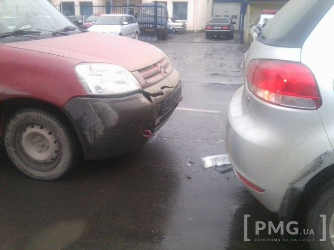 На вулиці Данила Галицького у Мукачеві зіткнулись дві іномарки – 03