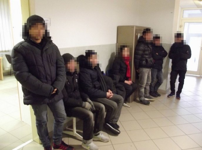 Закарпатські прикордонники "прогавили" літак із нелегалами – 05