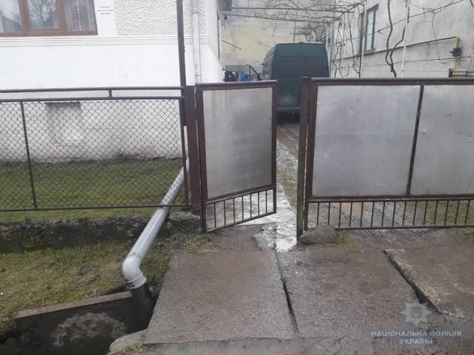 Чоловік проник у чужий двір і обікрав автомобіль – 03