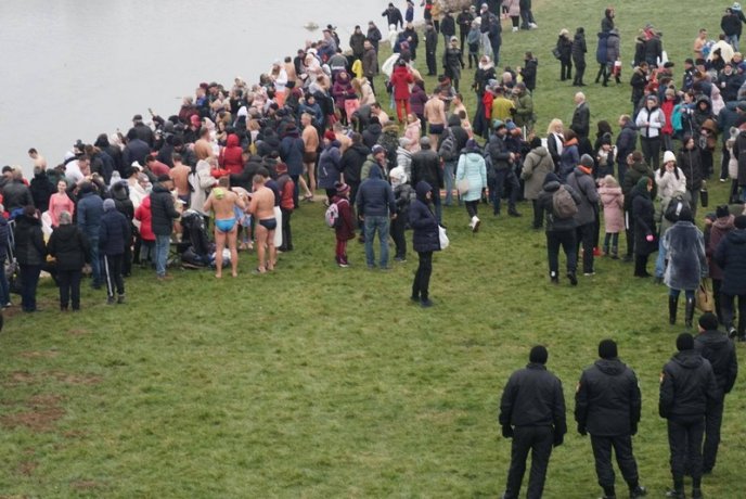 Як у Мукачеві на Водохреща у води Латориці занурювались – 08