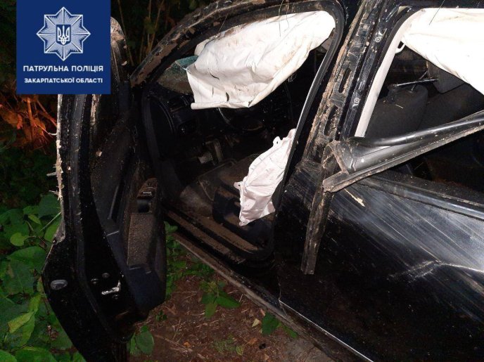 Неподалік Мукачева авто перекинулося на дах: одна людина в реанімації – 03 Неподалік Мукачева авто перекинулося на дах: одна людина в реанімації – 03