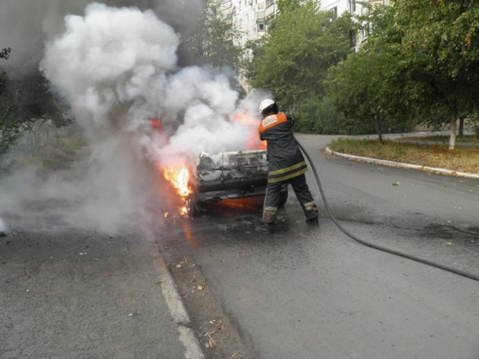 Пожежники поки не знають від чого загорівся в Ужгороді "Volkswagen Golf" – 05