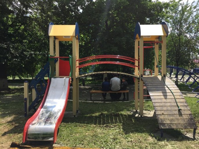 На одній із вулиць Мукачева встановлюють новий дитячий майданчик – 01