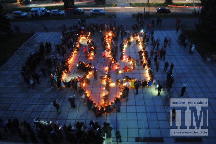 У Мукачеві запалили найбільший герб України на Закарпатті (ФОТОРЕПОРТАЖ) – 11
